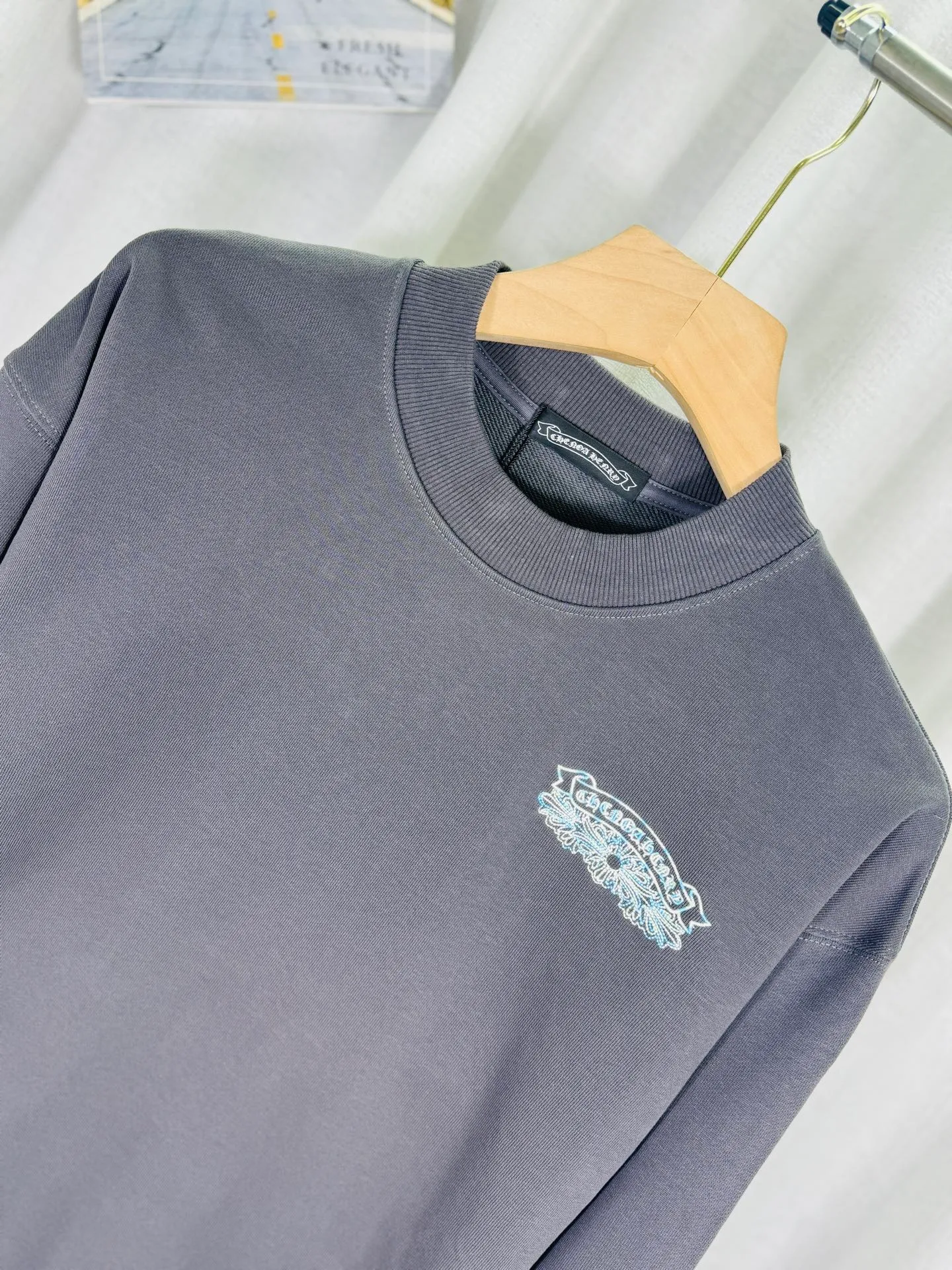 P240 top version, real shot without P, ​​different from market currency) 𝗖𝗵𝗿𝗼𝗺𝗲 𝗛𝗲𝗮𝗿𝘁𝘀/Cro Heart 2025 washed patch embroidery autumn and winter new original single counter American laser burnt 3D three-dimensional color embroidered couple casual sweatshirt 👑The highest version! Customized fabric 430g tripe terry fabric! American acid-washed and distressed original fabric laser burnt ✟appliqué embroidery and exquisite embroidery of letters! The best-selling model in the counter, very comfortable to wear. Accessories: original molded and authenticated collar label➕100% silk wash label. Genuine purchase-grade original hangtag➕matching hanging rope➕3D hanging beads➕original packaging bag. Craftsmanship: The original version has consistent wiring! The highest version of the armhole matching technique! Color: Gray Black Size: S M L XL Style No.: 9302